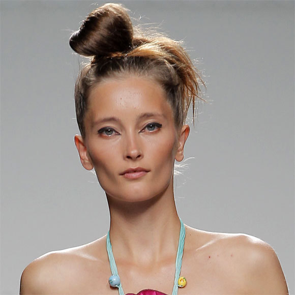 Chignon néo bun du défilé Victorio & Lucchino Chignon néo bun du défilé Victorio & Lucchino