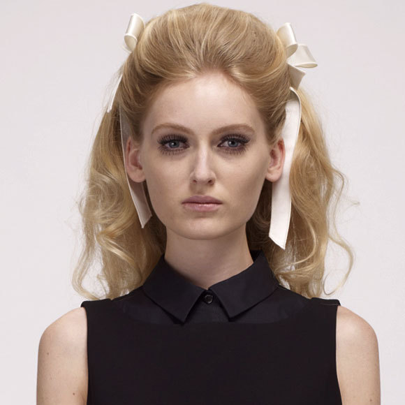 Maquillage et coiffure de poupée pour la défilé Paule Ka Maquillage et coiffure de poupée pour la défilé Paule Ka