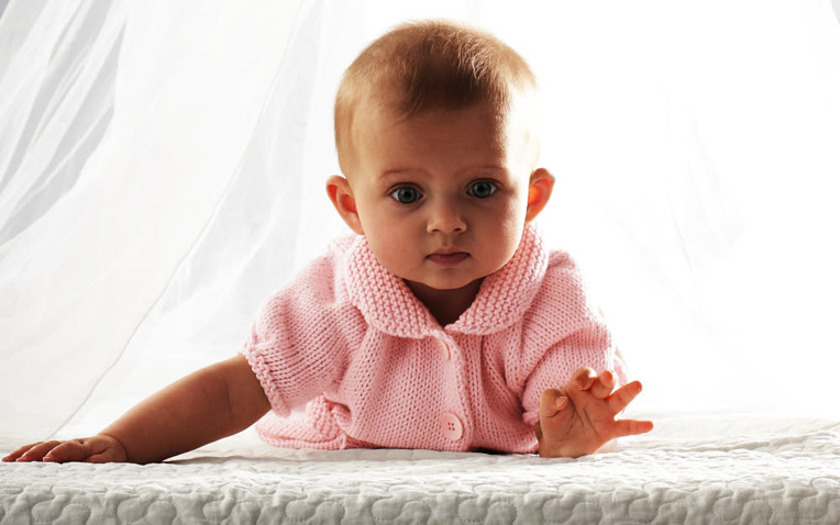 Modèle layette expliqué - Veste à manches courtes et col rond - Création Phildar. Modèle layette expliqué - Veste à manches courtes et col rond - Création Phildar.