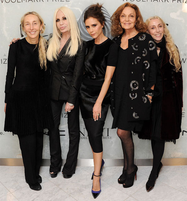 Carla Sozzani, Donatella Versace, Victoria Beckham, Diane von Furstenberg et Franca Sozzani, membres du jury du Prix International Woolmark 2013. Carla Sozzani, Donatella Versace, Victoria Beckham, Diane von Furstenberg et Franca Sozzani, membres du jury du Prix International Woolmark 2013.