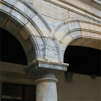Besançon : arcade de la cour du palais Granvelle (détail) © D.R.