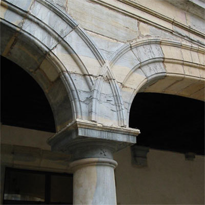 Besançon : arcade de la cour du palais Granvelle (détail) © D.R. Besançon : arcade de la cour du palais Granvelle (détail) © D.R.