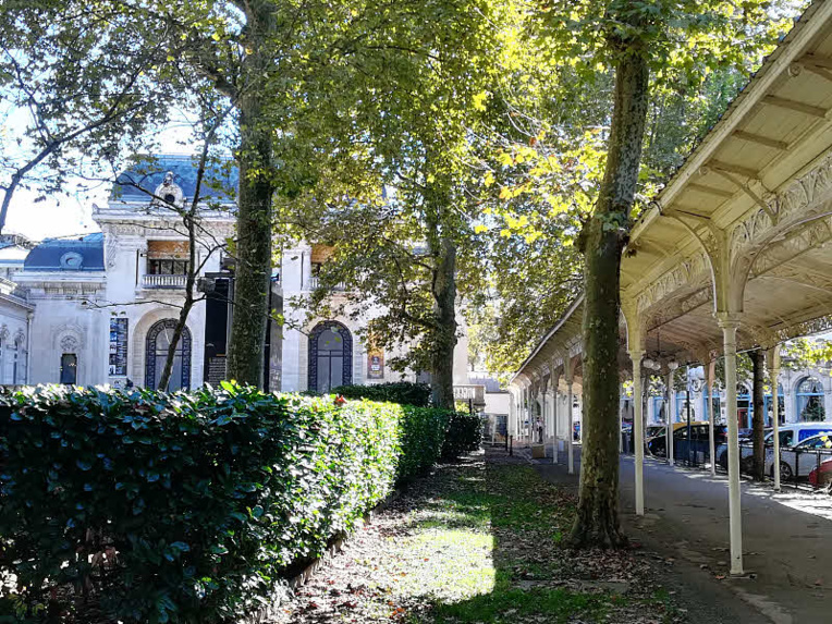 VICHY - La galerie promenoir qui entoure le Parc des Sources à Vichy, avec au fond, l'Opéra © ABCfeminin.com.