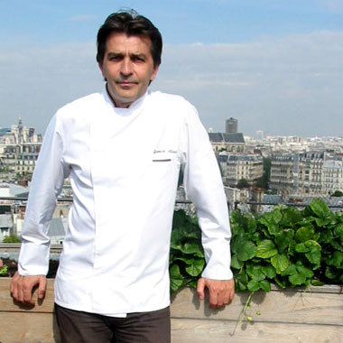 Yannick Alléno dans le potager de son bistro Au Terroir Parisien © D.R.