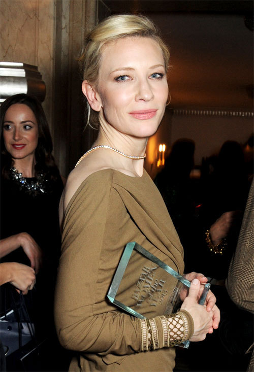 Cate Blanchett et son trophée "Harper’s Bazaar Women Of The Year" 2013 Cate Blanchett et son trophée "Harper’s Bazaar Women Of The Year" 2013