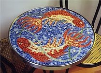 table recouverte de mosaïque par Nathalie Fieno