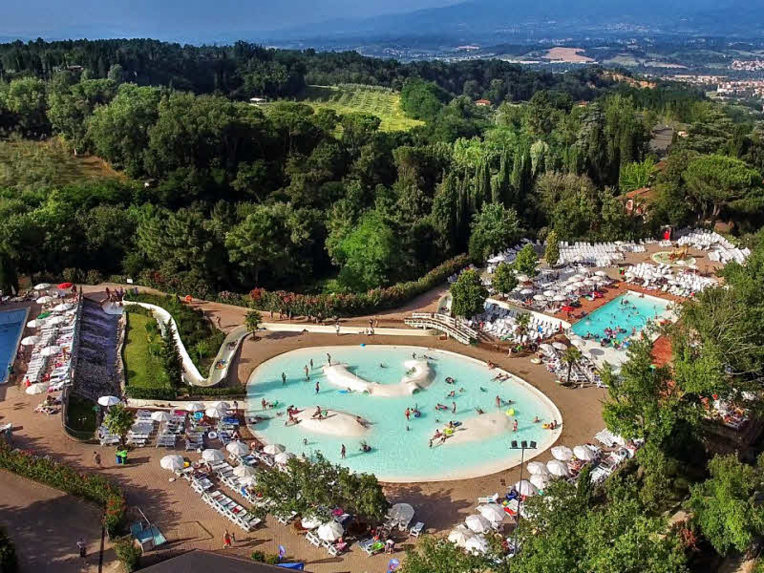 Camping Allcamps, hu Norcenni Girasole, village de Toscane.