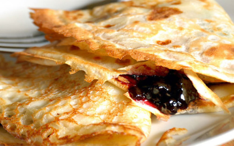 Spécial Chandeleur : recette de crêpes fourrées aux prunes épicées.