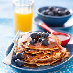 Pancakes aux myrtilles et sirop d’érable Pancakes aux myrtilles et sirop d’érable