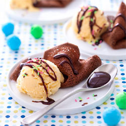 Mini-crêpes au chocolat noir et glace au chocolat blanc Mini-crêpes au chocolat noir et glace au chocolat blanc