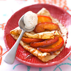crêpes façon Tatin, crème fraîche à la cannelle crêpes façon Tatin, crème fraîche à la cannelle