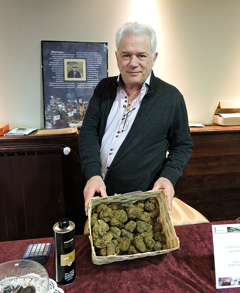 Gilbert Hugou, le "Seigneur de la Rabasse" au Marché des Trésoms (D.R.) Gilbert Hugou, le "Seigneur de la Rabasse" au Marché des Trésoms (D.R.)