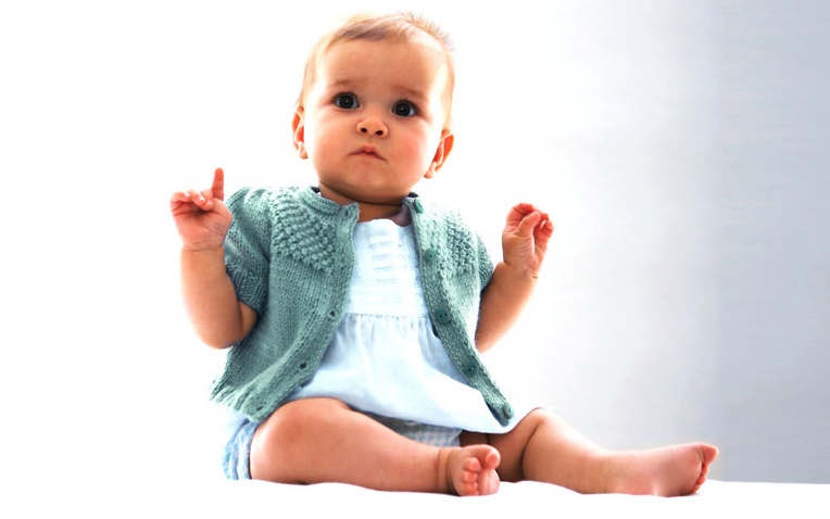 Modèle layette expliqué - Gilet à  plastron au point de blé - Création Phildar. Modèle layette expliqué - Gilet à  plastron au point de blé - Création Phildar.
