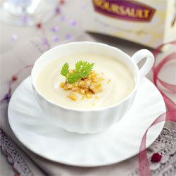 Crème de Boursault & crumble de noix et noisettes Crème de Boursault & crumble de noix et noisettes