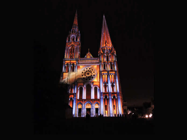 Cathédrale de Chartres, le portail illuminé ©VilledeChartres-GroupementMartino ©Spectaculaire, allumeurs d'images. Cathédrale de Chartres, le portail illuminé ©VilledeChartres-GroupementMartino ©Spectaculaire, allumeurs d'images.