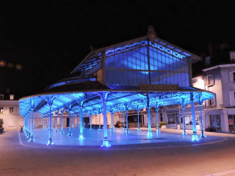 La Halle Billard de Chartres illuminée © ABCfeminin.com (Illumination : MO CA illustration).. La Halle Billard de Chartres illuminée © ABCfeminin.com (Illumination : MO CA illustration)..