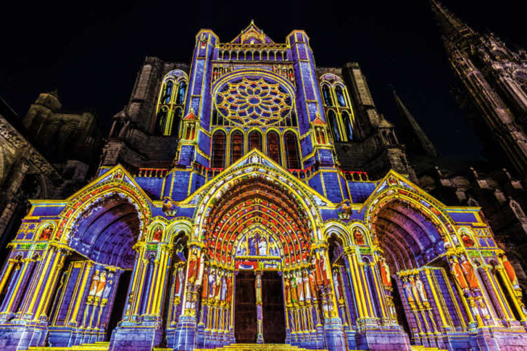 Cathédrale de Chartres, le portail Nord illuminé. © Ville de Chartres, Groupement Martino © Spectaculaires, allumeurs d'images. Cathédrale de Chartres, le portail Nord illuminé. © Ville de Chartres, Groupement Martino © Spectaculaires, allumeurs d'images.