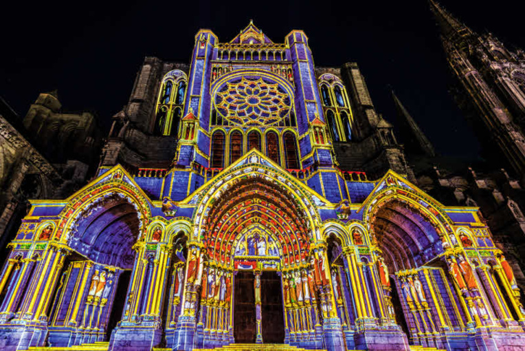 Cathédrale de Chartres, le portail Nord illuminé. © Ville de Chartres, Groupement Martino © Spectaculaires, allumeurs d'images.