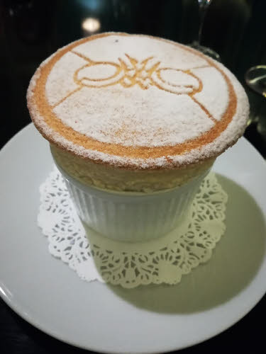 A savourer absolument, le soufflé de La Cour, la brasserie chic de l'Hôtel-Spa Grand Monarque à Chartres.