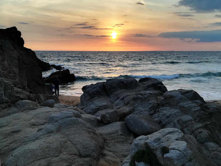 Coucher de soleil sur la côte sauvage de la presqu’île de Quiberon © ABCfeminin.com.