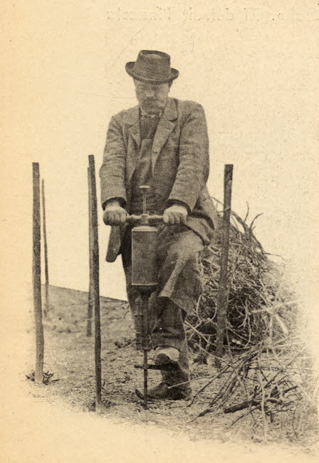 Utilisation du Pal injecteur pour traiter le phylloxera. Ouvrage “ Cognac et son vignoble”, 1900, imprimerie Ch. Collas, Cognac, © Droits réservés. Utilisation du Pal injecteur pour traiter le phylloxera. Ouvrage “ Cognac et son vignoble”, 1900, imprimerie Ch. Collas, Cognac, © Droits réservés.