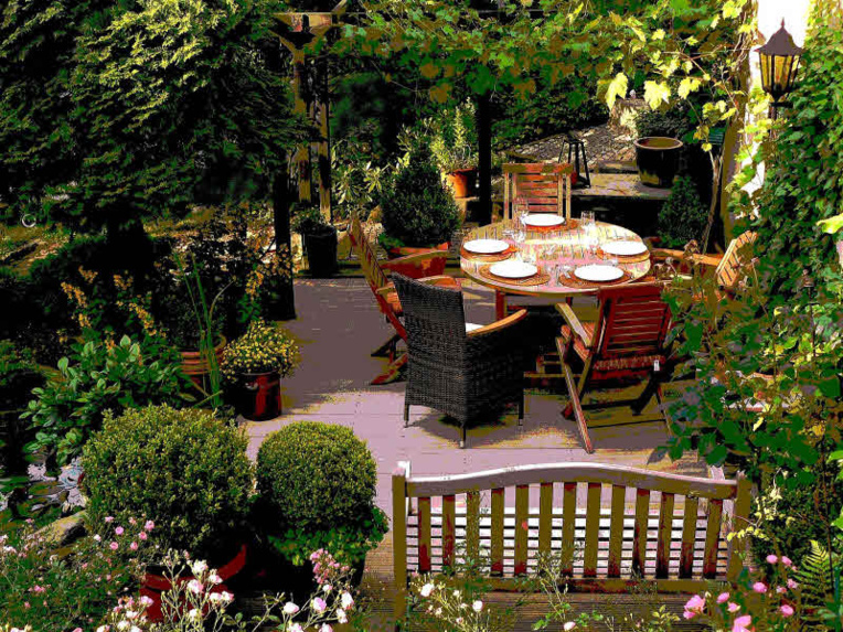 Table et salon de jardin. Table et salon de jardin.