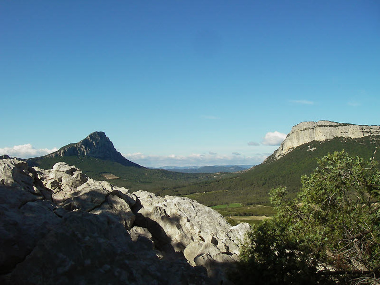 Le Pic Saint-Loup et la falaise de l'Hortus - G. Delerue Le Pic Saint-Loup et la falaise de l'Hortus - G. Delerue