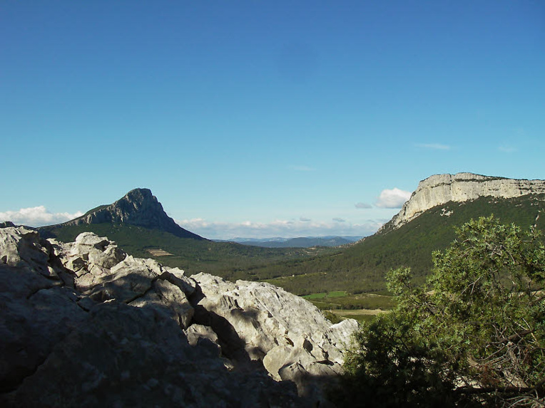 Le Pic Saint-Loup et la falaise de l'Hortus - G. Delerue