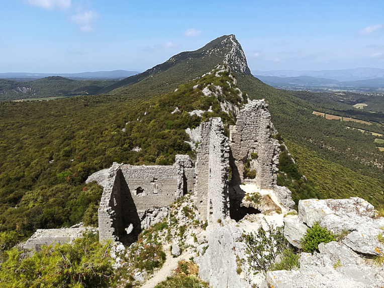 Le Pic Saint-Loup depuis le Château de Montferrand © ABCfeminin.com. Le Pic Saint-Loup depuis le Château de Montferrand © ABCfeminin.com.
