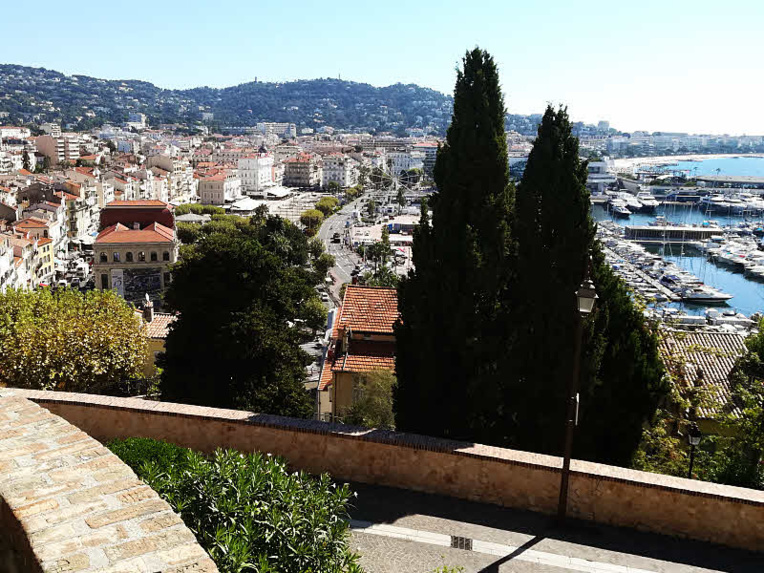 Cannes depuis les hauteurs du Suquet, le centre historique. Au premier plan le vieux port et à l'arrière plan, la Croisette © ABCfeminin.com.