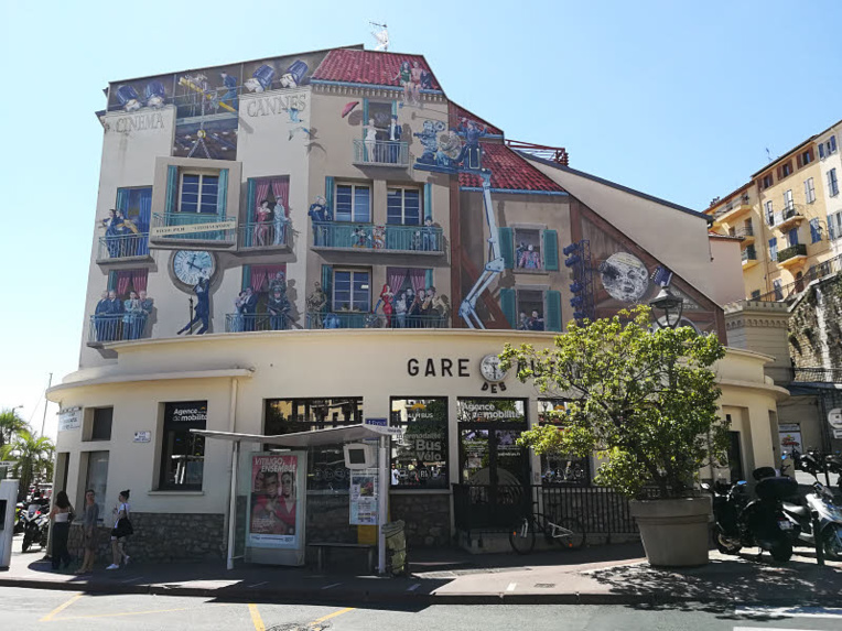 La fresque de la Gare des autobus à Cannes © ABCfeminin.com. La fresque de la Gare des autobus à Cannes © ABCfeminin.com.