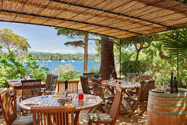 Cannes - Vue sur l'Île Sainte-Marguerite depuis la terrasse de La Tonnelle sur l'ïle Saint-Honorat.