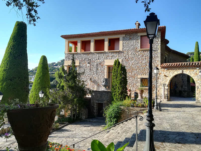 Cannes - La Villa Domergue et ses jardins, conçus par la maîtresse des lieux, la sculptrice, Odette Maugendre-Villers. Au centre un vase sculpté par elle © ABCfeminin.com.