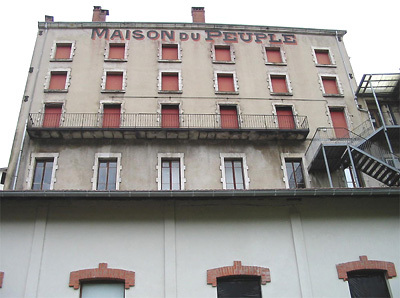 Photo : les volets de anciens logis de la Maison du Peuple à Saint-Claude depuis le jardin (D.R.)