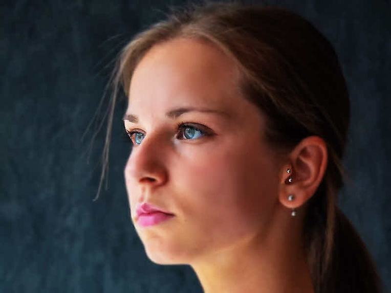 Piercing tragus et bijou d'oreille. Piercing tragus et bijou d'oreille.