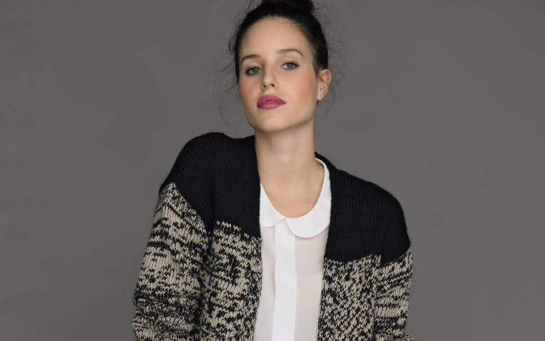 Modèle expliqué gratuit : gilet court au point jersey à faux empiècement à tricoter Modèle expliqué gratuit : gilet court au point jersey à faux empiècement à tricoter