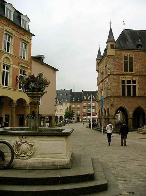 Luxembourg : Echternach, la place du Marché et l'ancien palais de justice (D.R.)