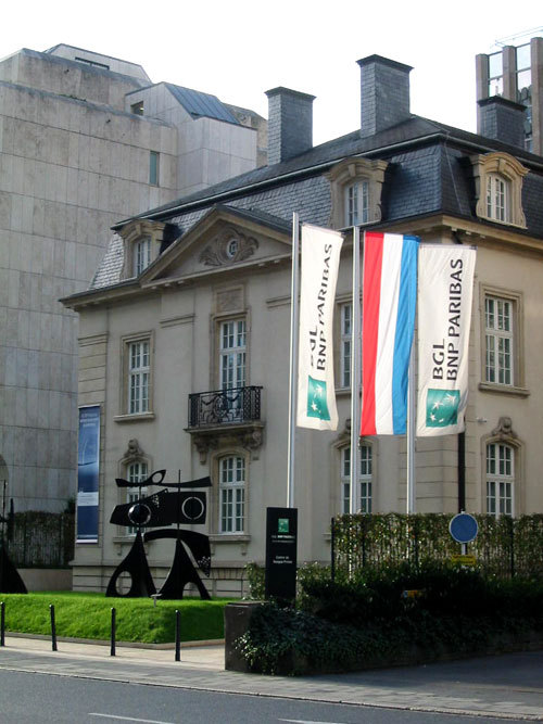 Institution bancaire à Luxembourg avec une oeuvre monumentale sur le parvis. (D.R.)