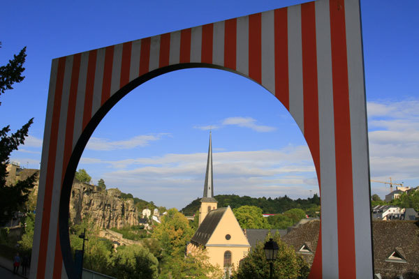 Le grund à travers une oeuvre de Daniel Buren à Luxembourg (R.L.H.) Le grund à travers une oeuvre de Daniel Buren à Luxembourg (R.L.H.)