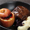 Pavé de sanglier au poivre de Sichuan, compotée de chou rouge, purée de céleri et pommes au four Pavé de sanglier au poivre de Sichuan, compotée de chou rouge, purée de céleri et pommes au four