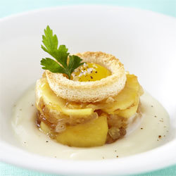 Velouté de panais, confit d'oignons à la pomme Ariane, lunette d'oeuf de caille Velouté de panais, confit d'oignons à la pomme Ariane, lunette d'oeuf de caille