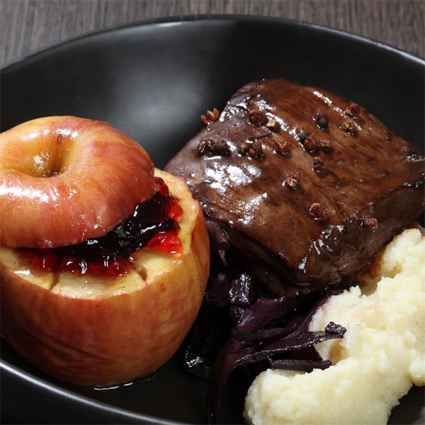 ZOOM Pavé de sanglier, compotée de chou rouge, purée de céleri et pommes au four