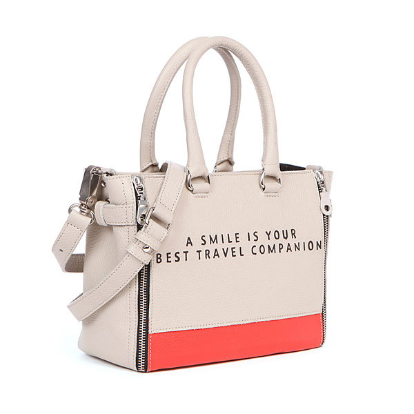 Idée cadeau de Noël Les MOTS n° 4 - Cabas "A smile is your best travel companion" Barbara Rihl Idée cadeau de Noël Les MOTS n° 4 - Cabas "A smile is your best travel companion" Barbara Rihl