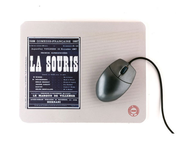 Idée cadeau de Noël Les MOTS n° 7 - Tapis de souris "Affiche Comédie-Française" Idée cadeau de Noël Les MOTS n° 7 - Tapis de souris "Affiche Comédie-Française"