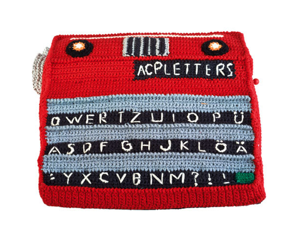 Idée cadeau de Noël Les MOTS n° 8 - Coussin boîte à musique "Machine à écrire" Idée cadeau de Noël Les MOTS n° 8 - Coussin boîte à musique "Machine à écrire"