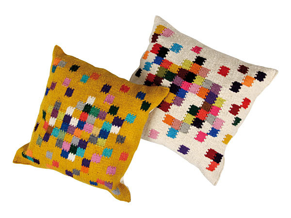 Idée cadeau de Noël les COULEURS n° 3 - Coussin "pixels colorés" Home autour du Monde