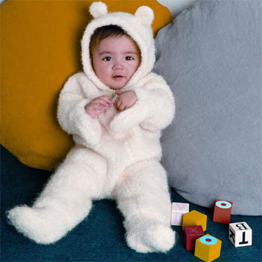Modèle expliqué gratuit : Combinaison layette au point mousse avec moufles et capuche intégrées à tricoter Modèle expliqué gratuit : Combinaison layette au point mousse avec moufles et capuche intégrées à tricoter