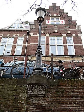 lanterne le long de l'Oudegracht (vieux canal) à Utrecht