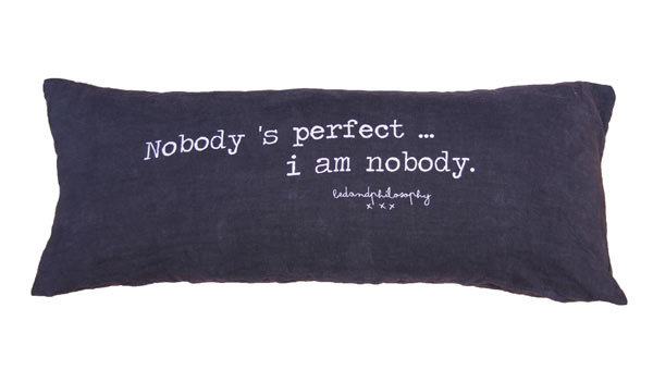 Coussin imprimé 'Nobody is perfect, I am Nobody'... Bed and Philosophy