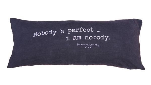 Coussin imprimé 'Nobody is perfect, I am Nobody'... Bed and Philosophy Coussin imprimé 'Nobody is perfect, I am Nobody'... Bed and Philosophy